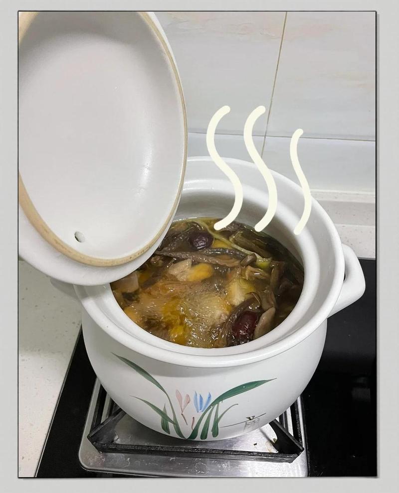 燃气灶上砂锅慢炖日常煲汤实景图
