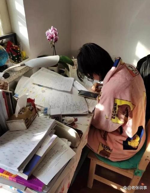 高中女生对着数学试卷皱眉的书桌场景