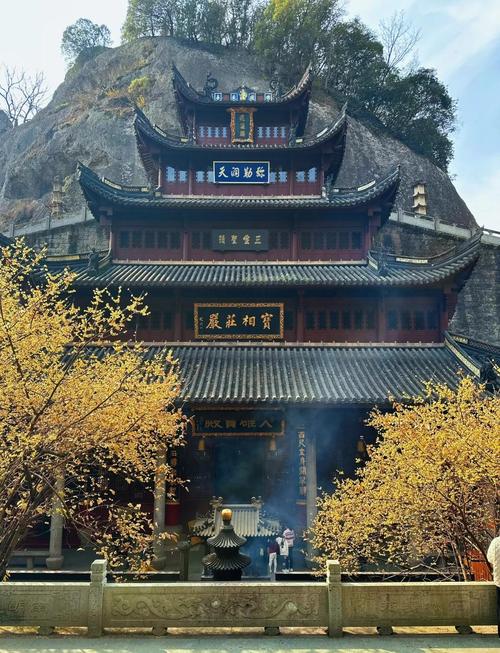 新昌大佛寺卧佛殿清晨天窗阳光