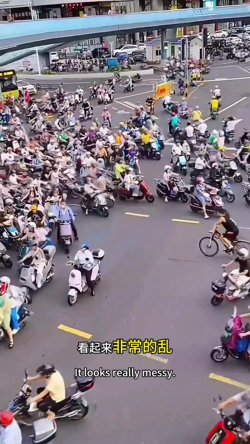 城市道路行人避让失控电动车场景