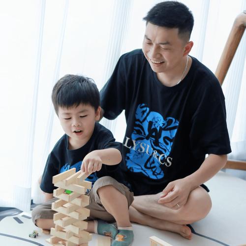 爸爸训练营工业爸爸分组讨论带娃问题场景图