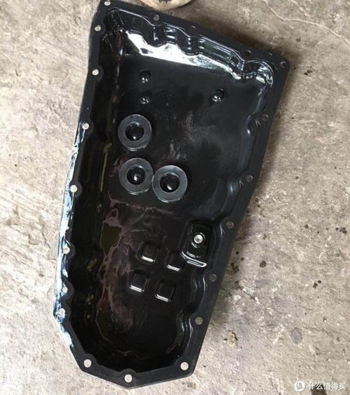 拆卸后汽车变速箱油底壳吸附铁屑磁铁实拍