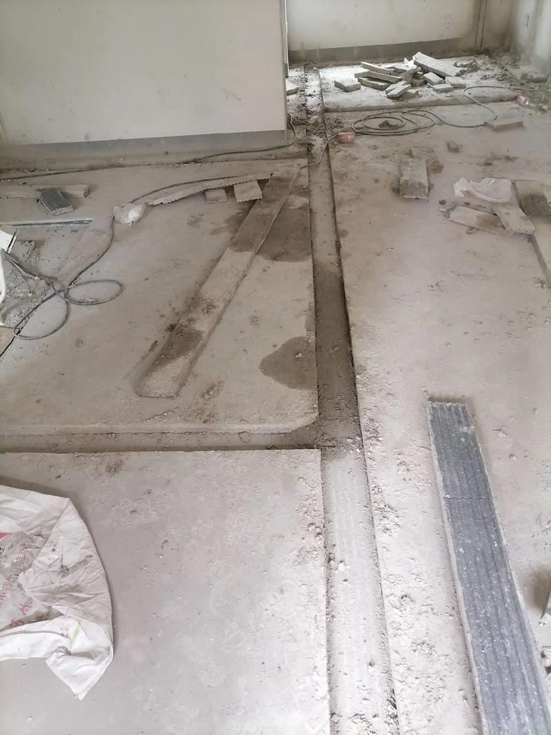 装修师傅正在切割防火板台面水槽孔
