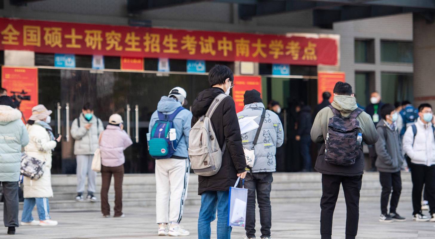 2024年非全日制研究生统考考场外考生等候场景