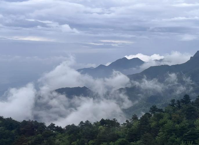 庐山牯岭镇晨雾缠绕山腰景观
