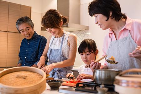 祖孙三代在厨房做饭