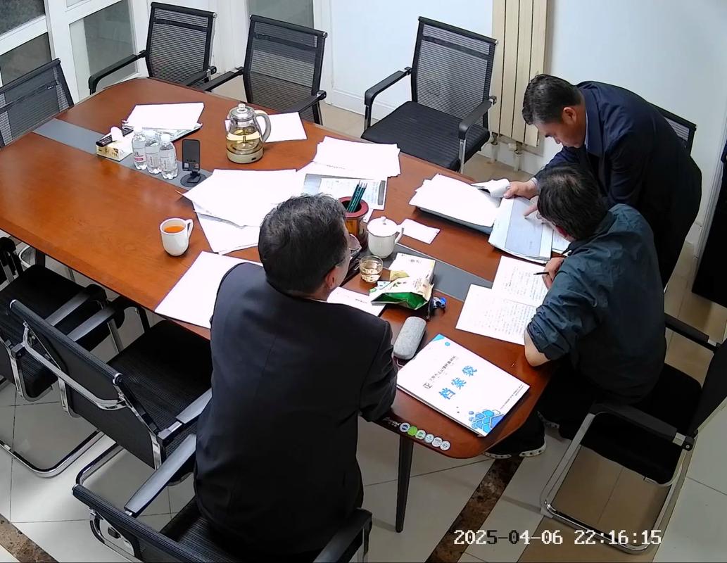 律师在办公室研究案卷的专业场景