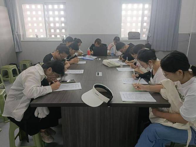 应届生岗前培训考核现场答题实拍