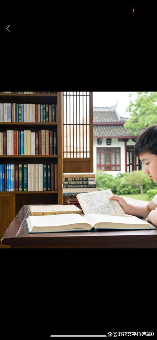 小学生坐在书桌前读文学名著