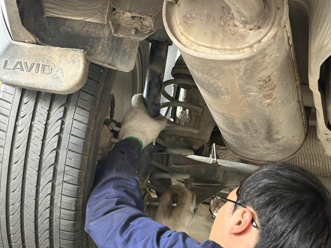 汽修店按压汽车车身检查减震器实拍