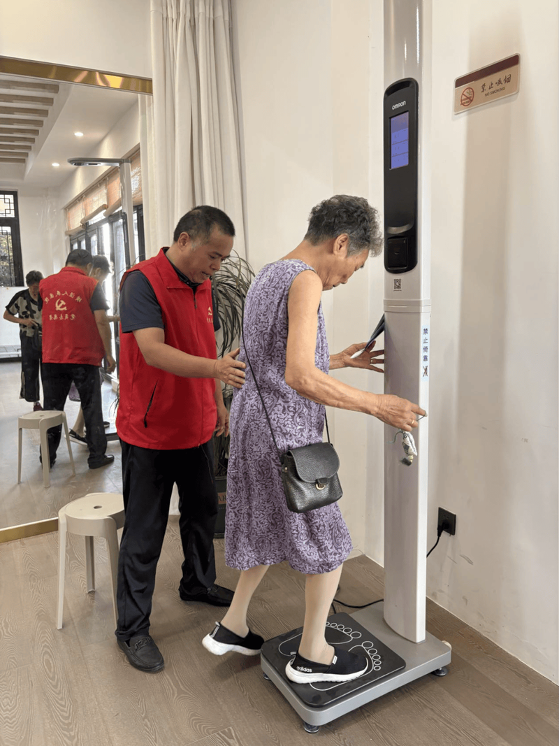 老年社区营养筛查测量体重图