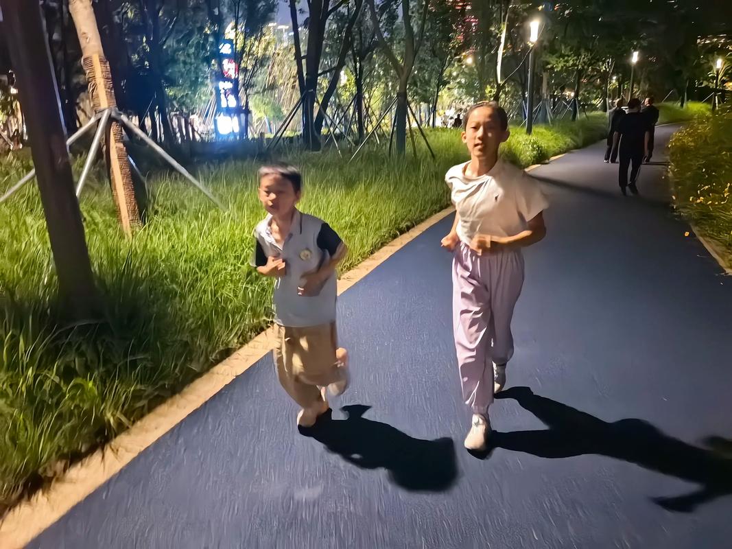 爸爸带小学女儿小区夜跑日常照片