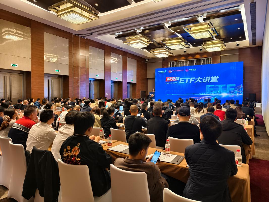 投资人围坐在会议桌旁听科技项目路演