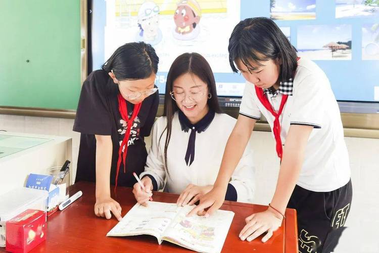 轮岗教师在城乡学校课堂上与学生互动