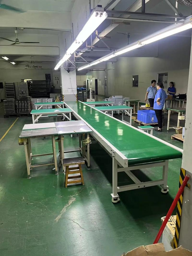 工厂质检员目送产品经过传送带