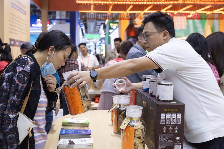 国货品牌面向学生群体的线下试吃活动现场