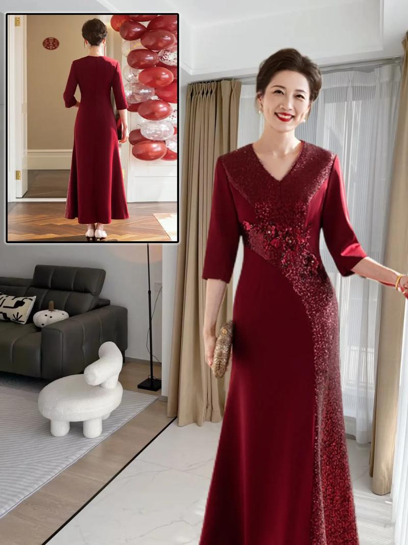 妈妈婚礼礼服试穿对比镜前