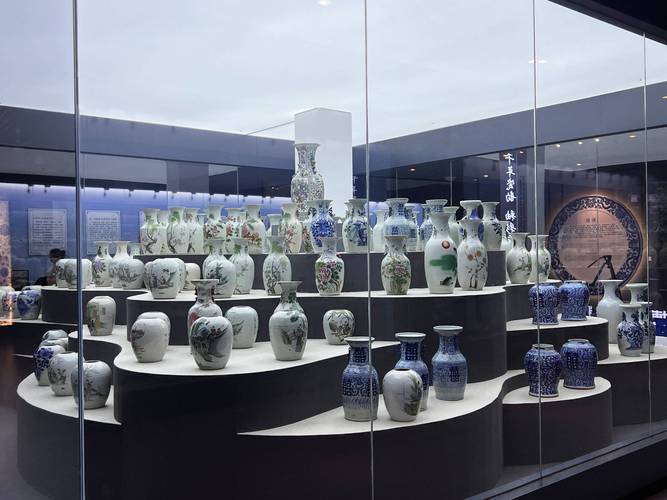 博物馆古代陶器瓷器并排展柜图