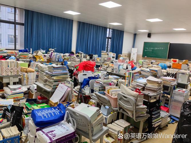 中学生书桌堆放未看完的在线教育录播课资料