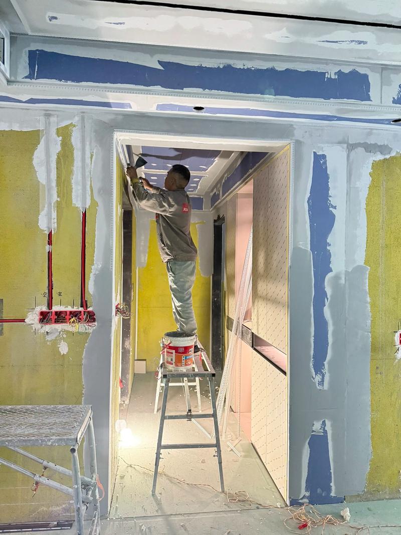 装修工人正在全屋刷漆施工现场