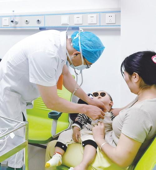 儿童在医院看病时低头不语