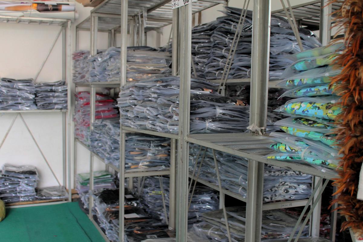 电商仓库货架堆放服装货品实拍