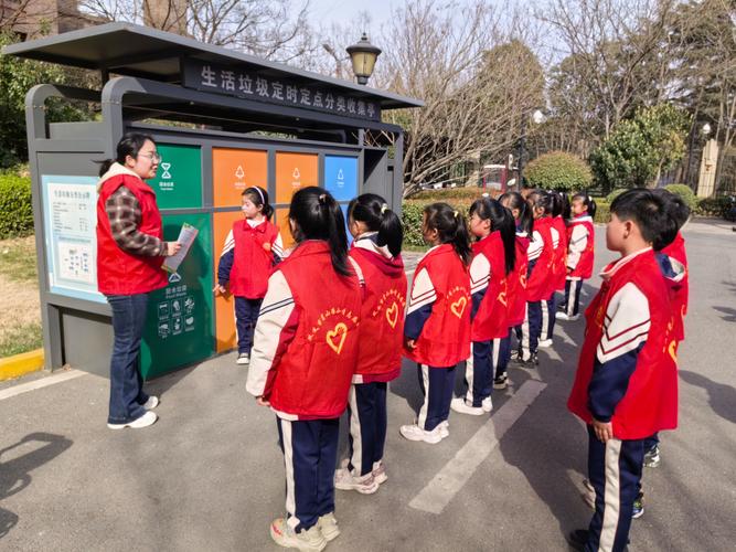 小学生在社区参与垃圾分类志愿服务