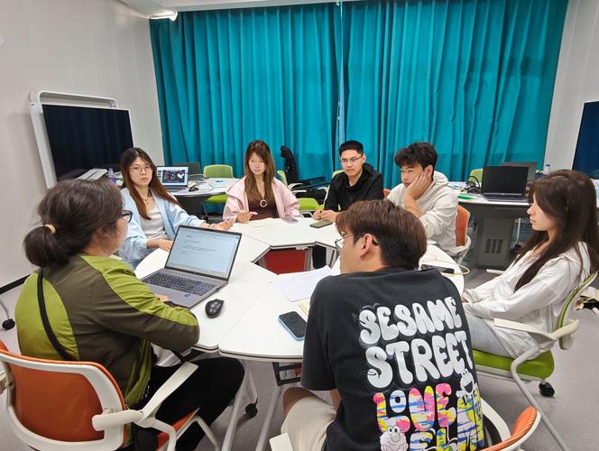 高校创业孵化器内部学生团队讨论场景