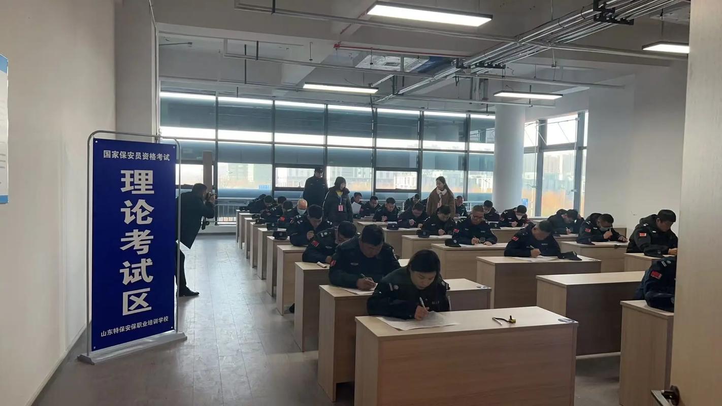 职业资格考试考场考生答题场景