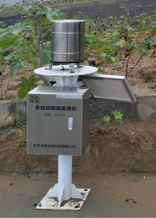 中学生校园地理观测站雨量计实践