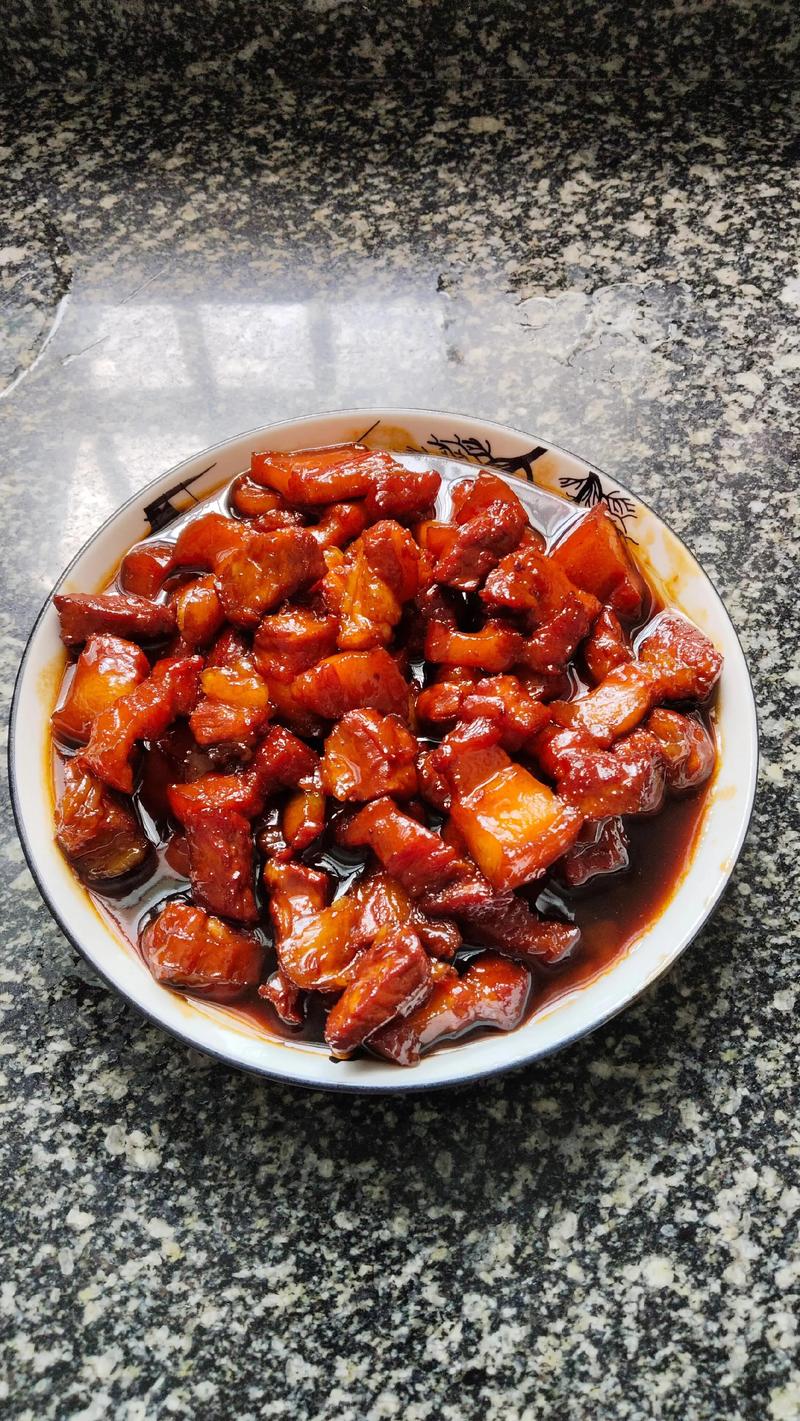 红烧肉炒糖色枣红色过程图