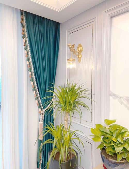 厚重丝绒窗帘拉满的临街卧室场景图