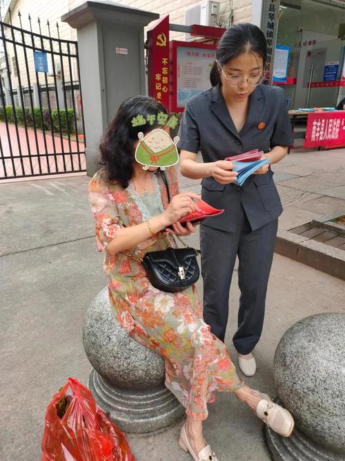 法院门口石凳等待咨询的年轻离婚女性