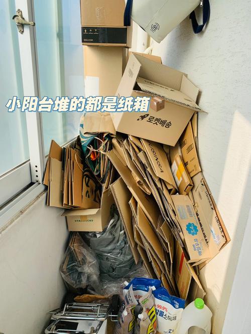 阳台墙角堆着未拆封的网红收纳箱实拍