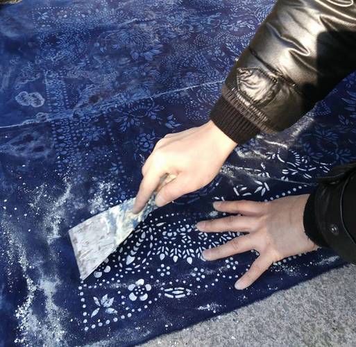 南通蓝印花布手工刮防染浆操作