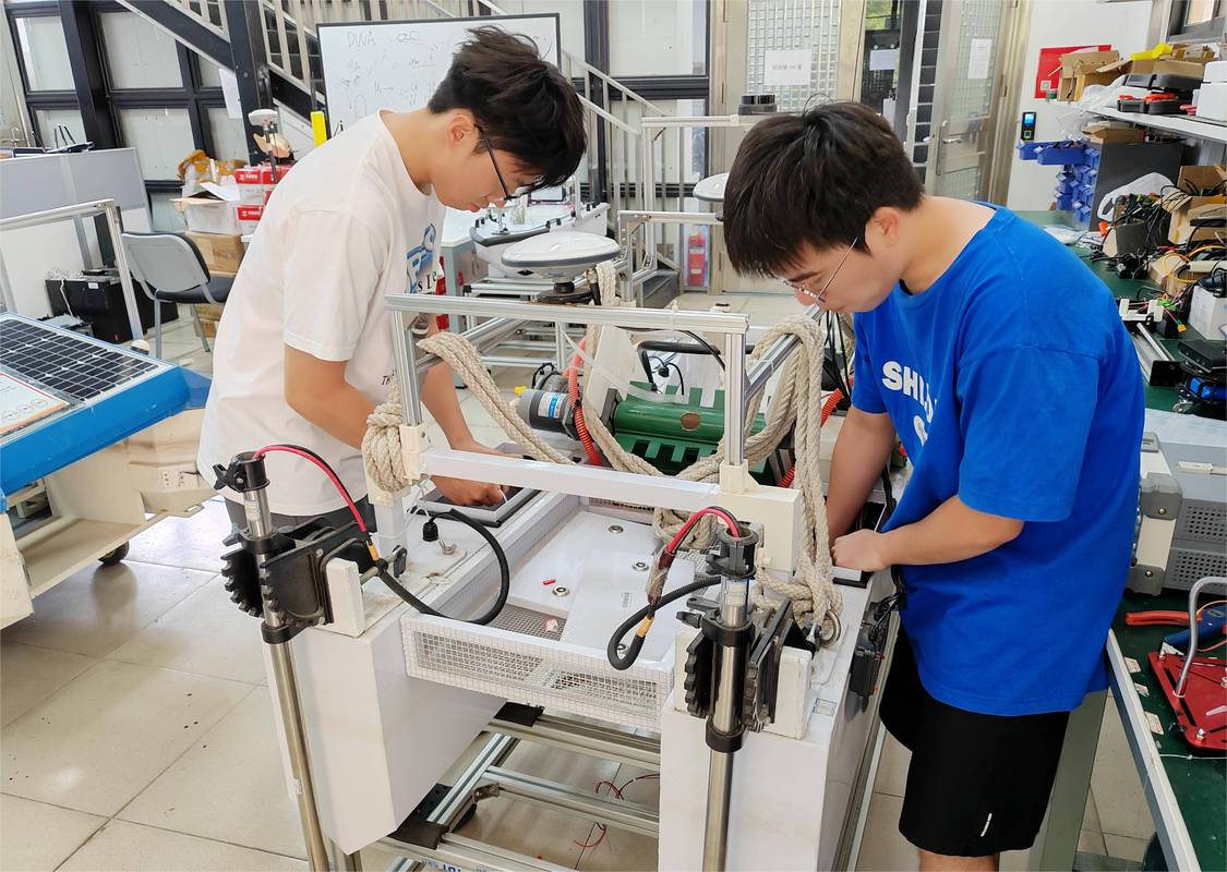 高中职业体验课学生跟随工程师做实验场景