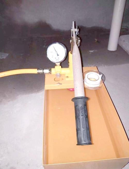 手动打压泵连接水管打压操作实拍