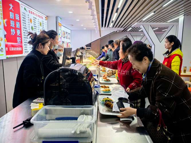 三、吃饭：本地人菜场+大学食堂，10元吃到撑