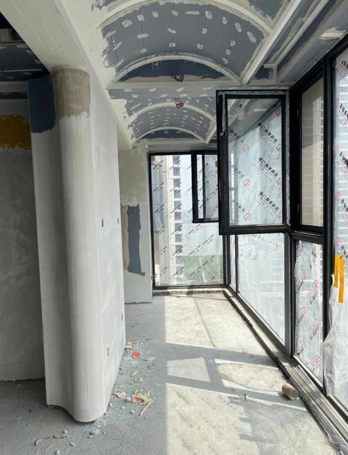 装修半年阳台墙面掉色前后对比图