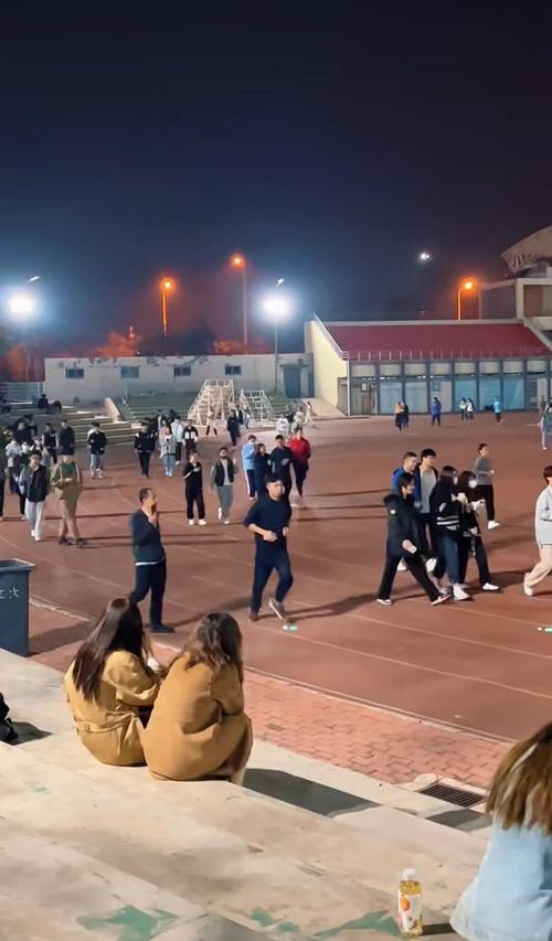 高考备考夜晚操场散步学生剪影