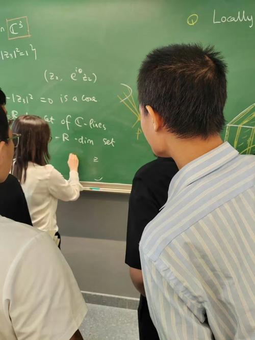 跨学科科研团队白板讨论