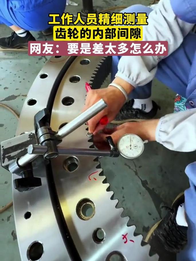 搅拌机厂家装配师傅用塞尺测量齿轮间隙特写