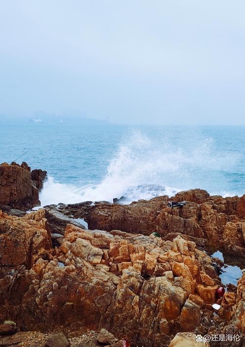 青岛海边礁石游客拍照场景图