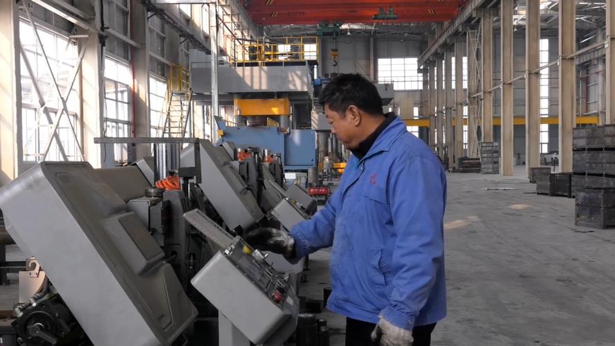 汽配厂钻床工位工人操作实拍
