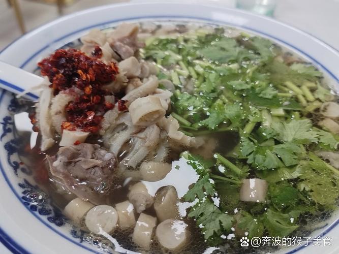 西安老泡馍馆掌勺师傅铜勺盛87度羊骨汤
