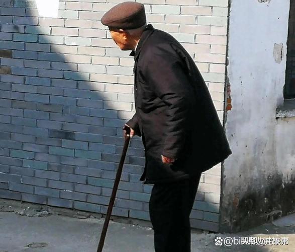 小学门口老巷站着的白发老人
