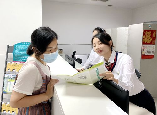 保险公司核保岗工作人员核对投保健康资料场景