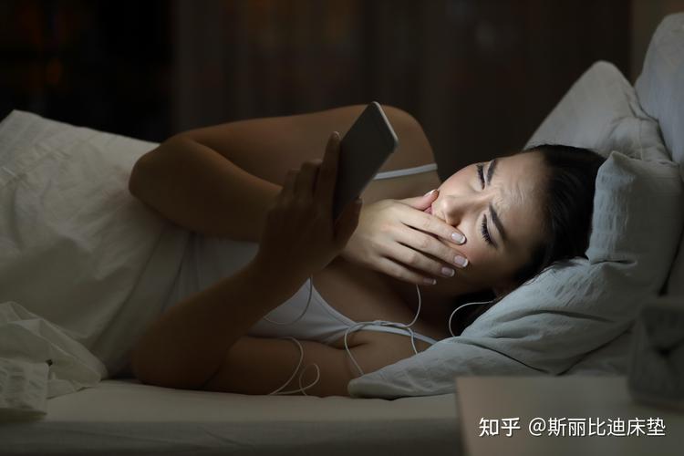 收假前熬夜焦虑躺床场景图