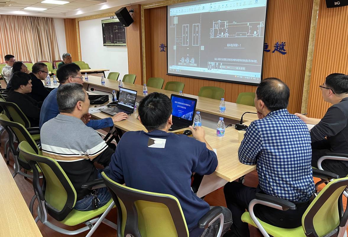 企业工程师与高校教授在产线旁讨论技术方案