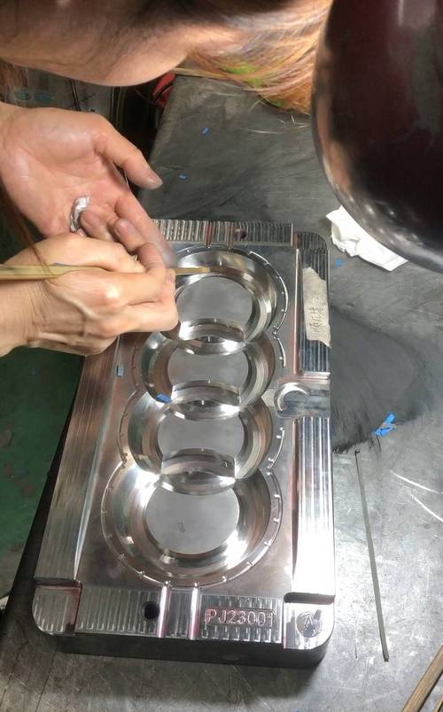 高精度聚晶拉丝模成品抛光加工现场